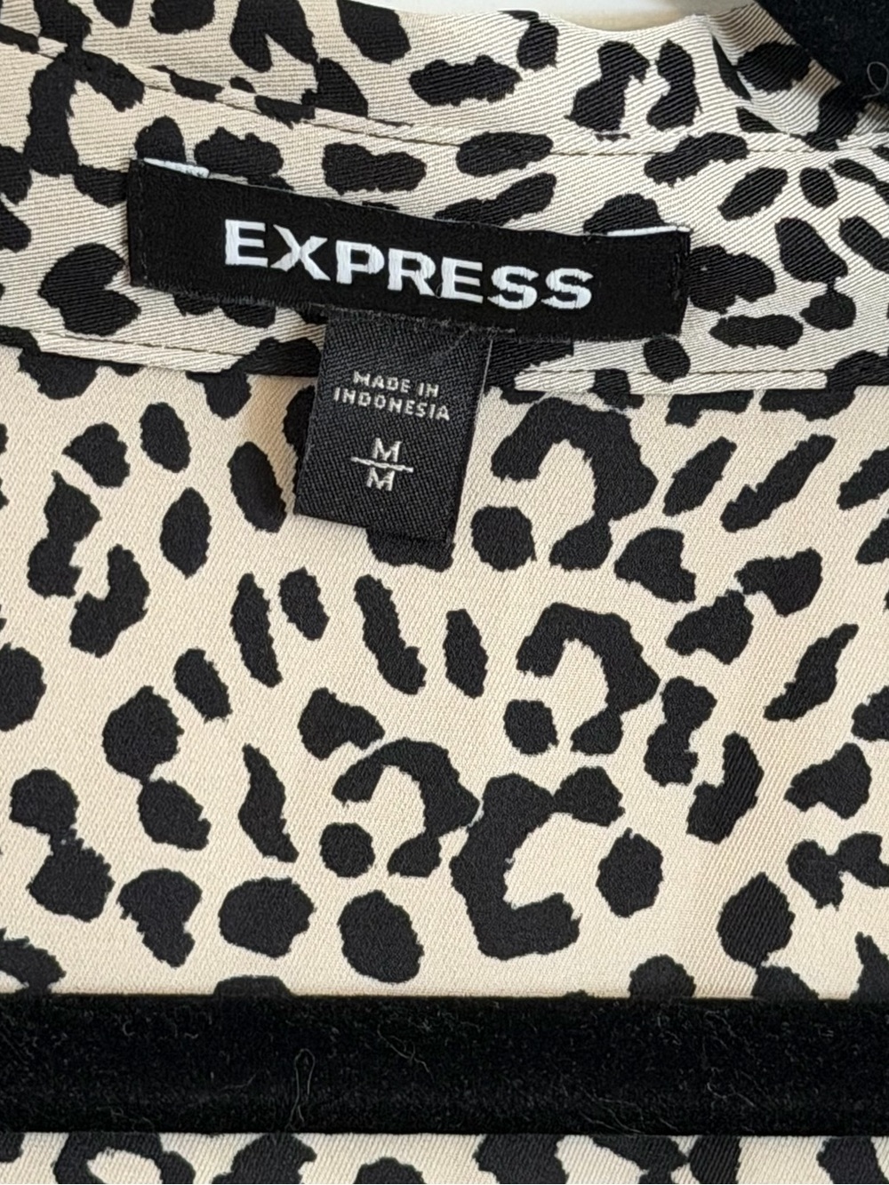 Express Leopard Print Portofino Button Front Blouse NWOT Medium - Picture 3 of 6
